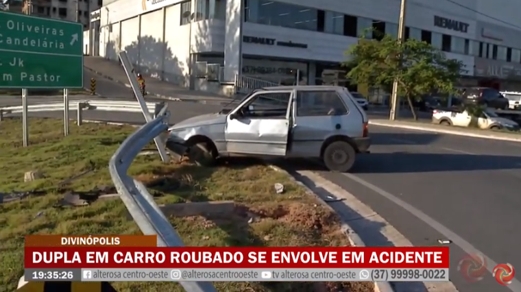 Divin Polis Dupla Foge Da Pol Cia Em Carro Roubado E Causa Acidente