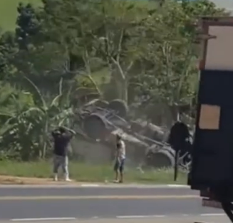 V Deo Impressionante Carreta Sem Freios Desce De R E Tomba Tv Alterosa